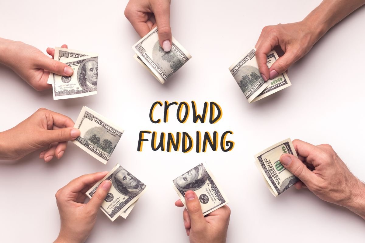 várias mão de pessoas diferentes com dinheiro na mão ao redor da palavra Crowdfunding